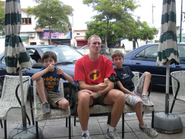 2009/03(March)/Argentina/6-Tigre/640x480_2009-03-16-Tigre-Nikon-28-Dax-Travis-Chance.JPG
