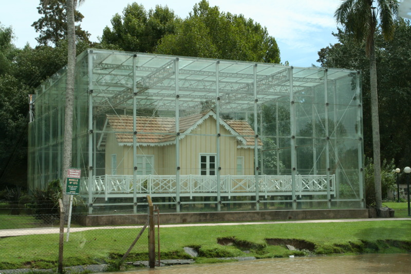 2009-03-16-Argentia-Tigre-31-house-in-glass-President-Sarmiento.JPG