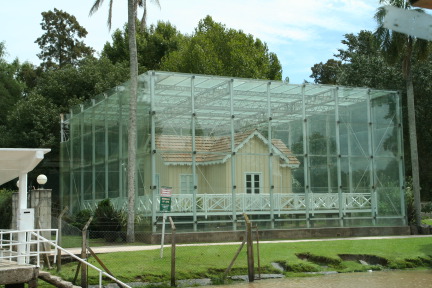 2009-03-16-Argentia-Tigre-30-house-in-glass-President-Sarmiento.JPG