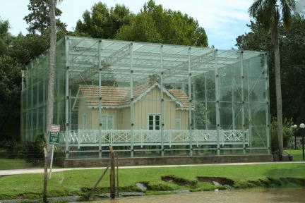 2009-03-16-Argentia-Tigre-31-house-in-glass-President-Sarmiento.JPG