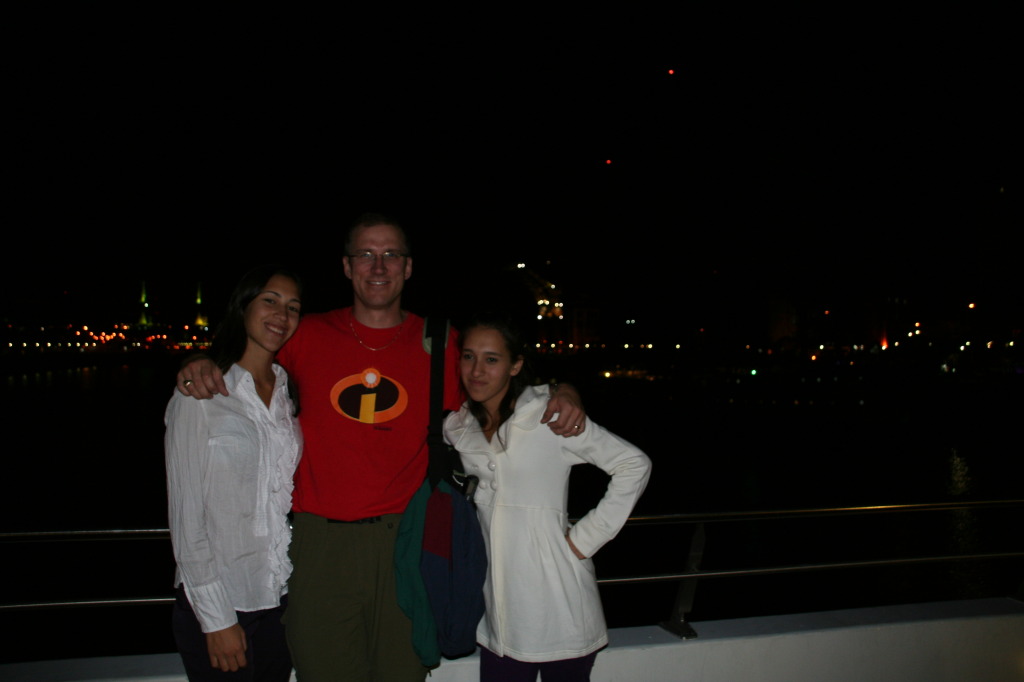 2009/03(March)/Argentina/7-Buenos-Aires-evening/1024x768_2009-03-16-Argentina-Buenos-Aires-48-Marianela-Travis-Lucila.JPG