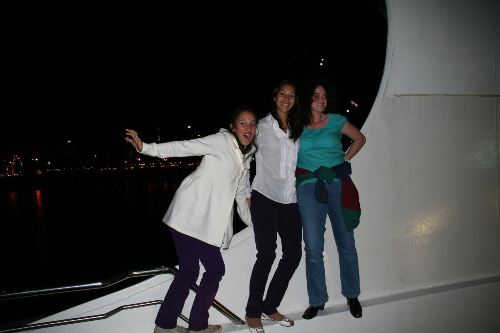 2009/03(March)/Argentina/7-Buenos-Aires-evening/1024x768_2009-03-16-Argentina-Buenos-Aires-51-Lucila-Marianela-Suzi.JPG