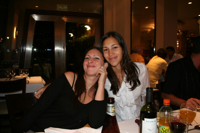 2009/03(March)/Argentina/7-Buenos-Aires-evening/640x480_2009-03-16-Argentina-Buenos-Aires-09-Laura-Marianela.JPG