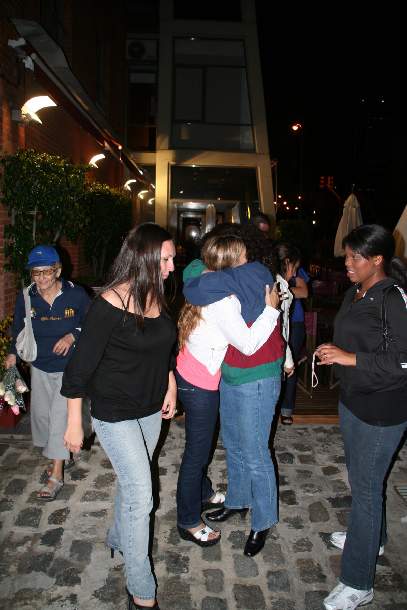 2009/03(March)/Argentina/7-Buenos-Aires-evening/800x600_2009-03-16-Argentina-Buenos-Aires-21-Laura-Adriana-Suzi-Diane.JPG