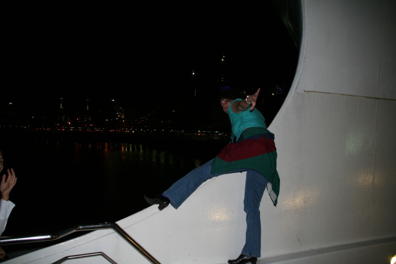2009/03(March)/Argentina/7-Buenos-Aires-evening/800x600_2009-03-16-Argentina-Buenos-Aires-50-Suzi-jumping.JPG