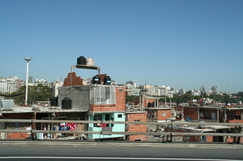 2009/03(March)/Argentina/8-Buenos-Aires-shopping/2008-03-18-Argentina-Buenos-Aires-shopping-01-slums.JPG