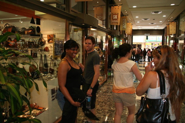2008-03-18-Argentina-Buenos-Aires-shopping-07-Diane-Mark-Suzi-Adriana.JPG