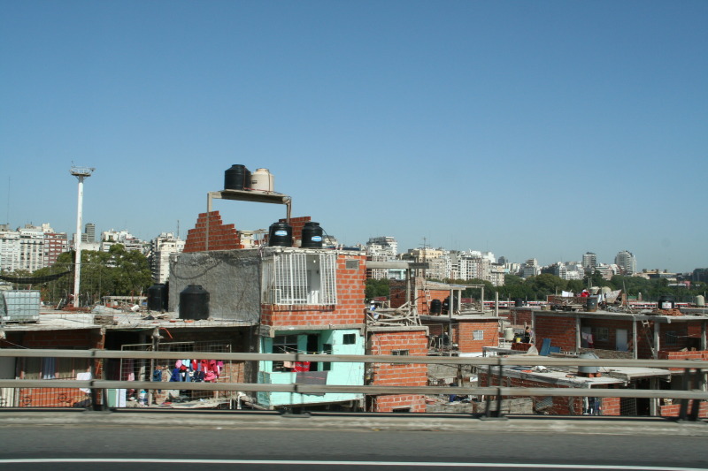 2009/03(March)/Argentina/8-Buenos-Aires-shopping/2008-03-18-Argentina-Buenos-Aires-shopping-01-slums.JPG