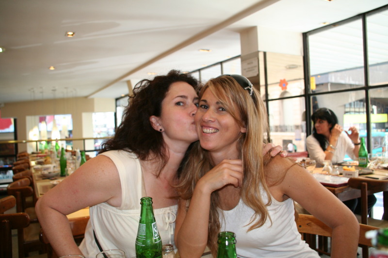 2009/03(March)/Argentina/8-Buenos-Aires-shopping/800x600_2008-03-18-Argentina-Buenos-Aires-shopping-33-Suzi-Adriana.JPG