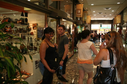 2008-03-18-Argentina-Buenos-Aires-shopping-07-Diane-Mark-Suzi-Adriana.JPG
