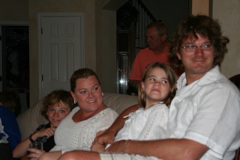 2009/04(April)/Easter/1024x768_2009-04-12-Easter-13-Vale-Katie-Kyla-Jim-Justin.JPG