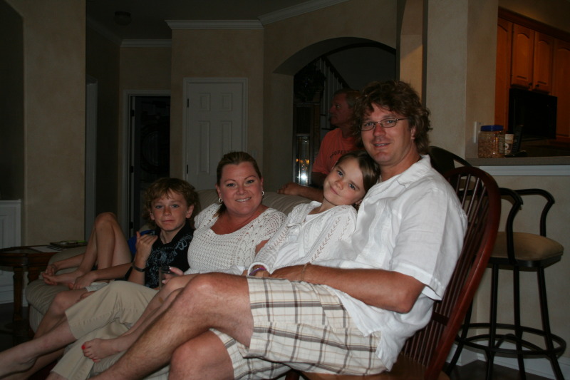 2009/04(April)/Easter/800x600_2009-04-12-Easter-10-Vale-Katie-Kyla-Justin.JPG