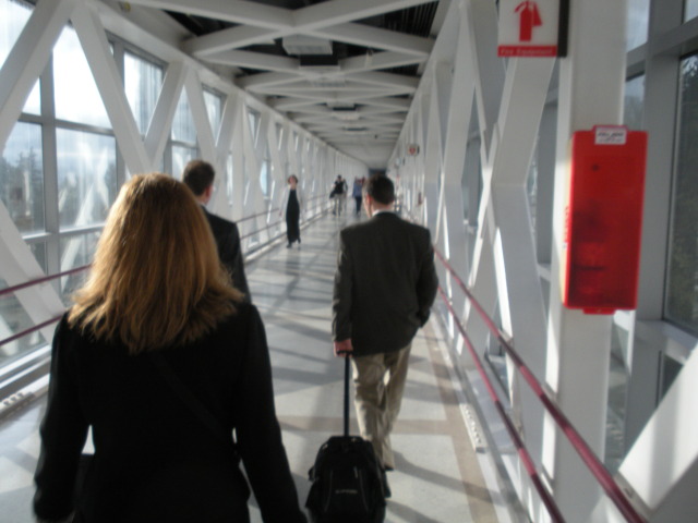 2009/04(April)/ITOC-Portland/640x480_2009-04-22-ITOC-Portland-OR-12-walkway-between-hospitals.JPG