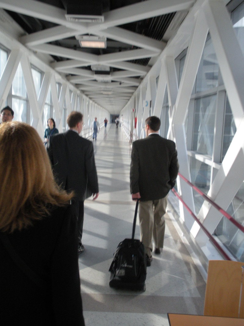 2009/04(April)/ITOC-Portland/800x600_2009-04-22-ITOC-Portland-OR-13-walkway-between-hospitals.JPG