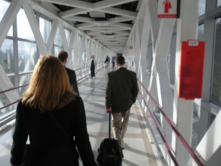 2009-04-22-ITOC-Portland-OR-12-walkway-between-hospitals.JPG