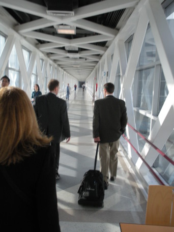 2009-04-22-ITOC-Portland-OR-13-walkway-between-hospitals.JPG