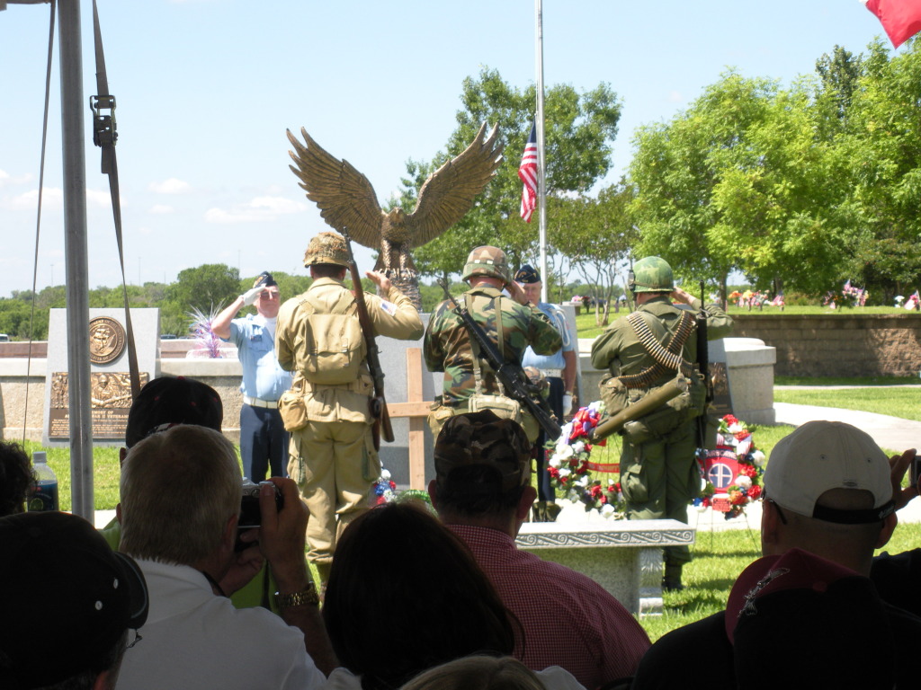 2009/05(May)/Veterans-Day-service-and-pool/1024x768_2009-05-25-Veterans-Day-07-Service-in-Pflugerville.JPG