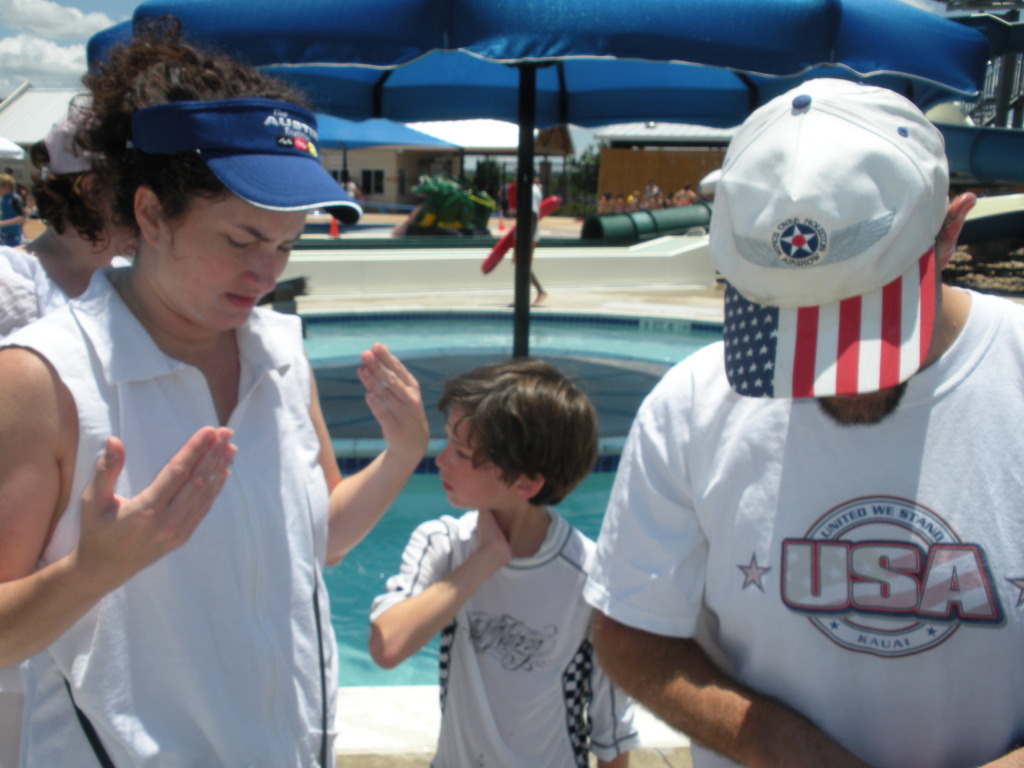 2009/05(May)/Veterans-Day-service-and-pool/1024x768_2009-05-25-Veterans-Day-11-Pool-Suzi-Dax-Ren.JPG