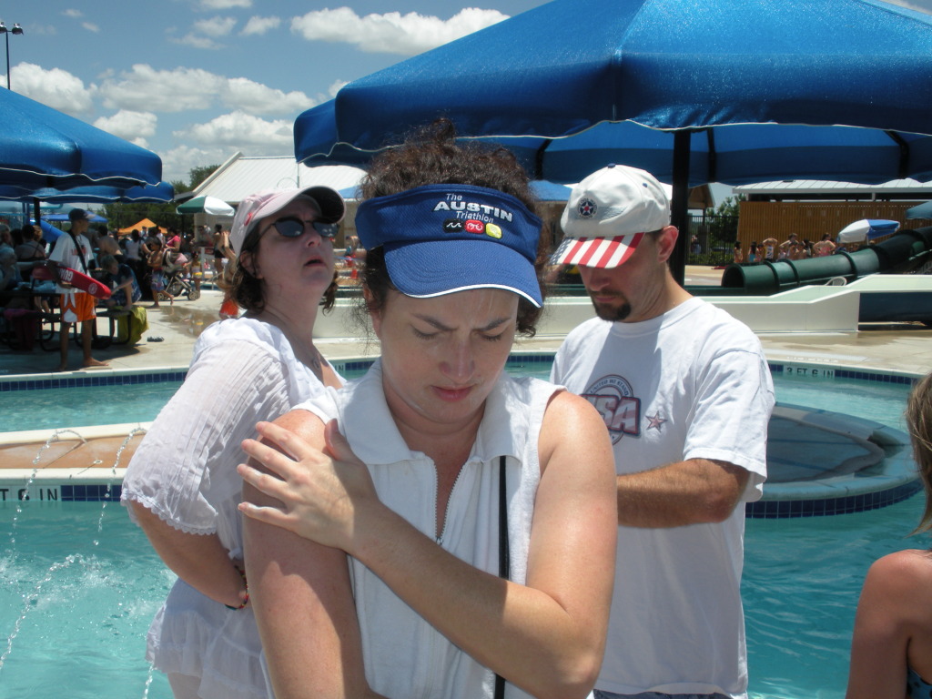 2009/05(May)/Veterans-Day-service-and-pool/1024x768_2009-05-25-Veterans-Day-13-Pool-Marci-Suzi-Ren.JPG