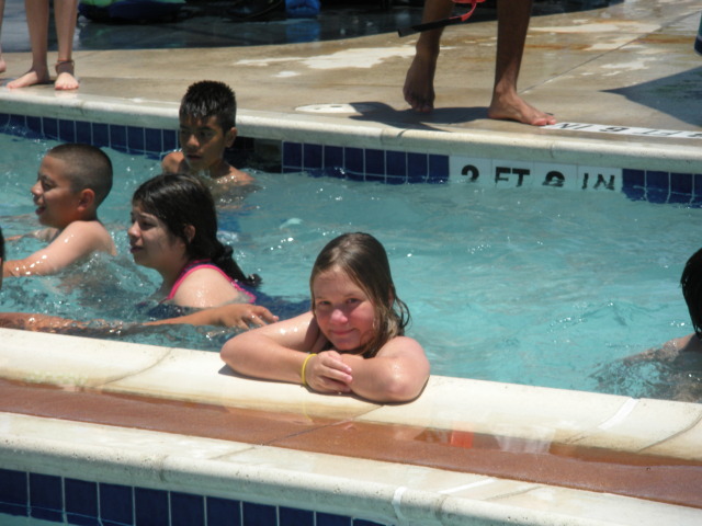 2009/05(May)/Veterans-Day-service-and-pool/640x480_2009-05-25-Veterans-Day-26-Pool-Brittney.JPG