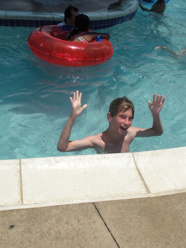 2009/05(May)/Veterans-Day-service-and-pool/640x480_2009-05-25-Veterans-Day-28-Pool-Chance.JPG