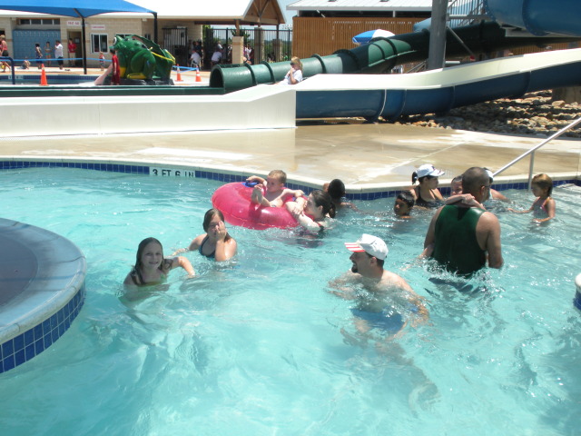 2009/05(May)/Veterans-Day-service-and-pool/640x480_2009-05-25-Veterans-Day-29-Pool-Travis-Brittney-McKenzie.JPG