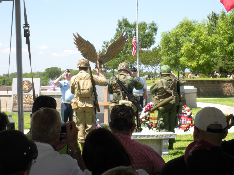 2009/05(May)/Veterans-Day-service-and-pool/800x600_2009-05-25-Veterans-Day-07-Service-in-Pflugerville.JPG
