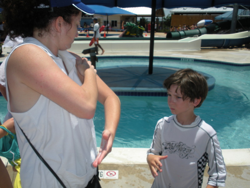 2009/05(May)/Veterans-Day-service-and-pool/800x600_2009-05-25-Veterans-Day-12-Pool-Suzi-Dax.JPG