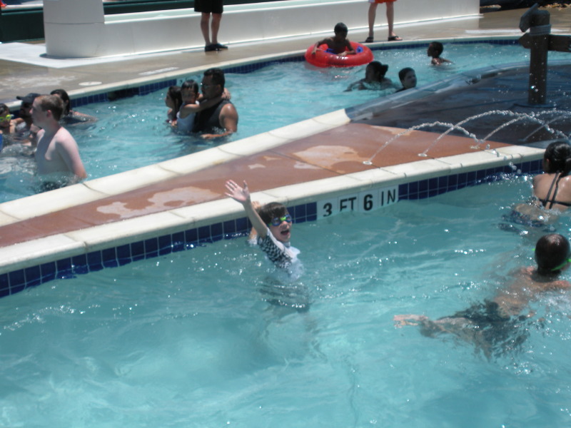 2009/05(May)/Veterans-Day-service-and-pool/800x600_2009-05-25-Veterans-Day-18-Pool-Dax.JPG