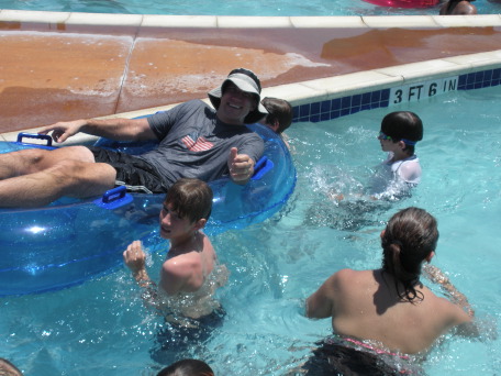 2009-05-25-Veterans-Day-16-Pool-Travis-Chance-Dax.JPG