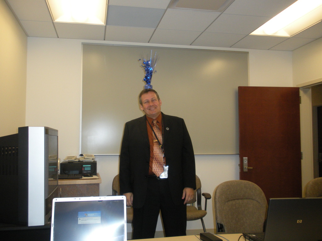 2009/06(June)/ITOC-Helena-MT-Ft-Harrison/2009-06-16-ITOC-Helena-MT-Ft-Harrison-01-Steve-balancing-centerpiece-on-head.JPG