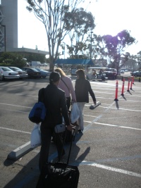 2009/07(July)/ITOC-SanDiego-CA/2009-07-09-ITOC-San-Diego-CA-01-Lorie-Deb-Lydia-plastic-bags.JPG