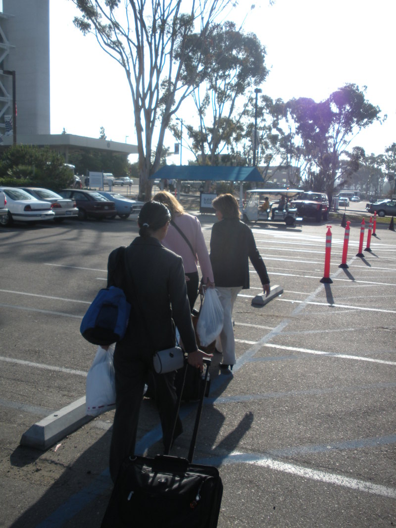 2009/07(July)/ITOC-SanDiego-CA/2009-07-09-ITOC-San-Diego-CA-01-Lorie-Deb-Lydia-plastic-bags.JPG