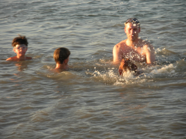 2009/07(July)/Pack409-Den4-Ice-sliding/640x480_2009-07-14-Pack409-Den4-Ice-sliding-19-Dax-Chance-Travis-Bevo.JPG