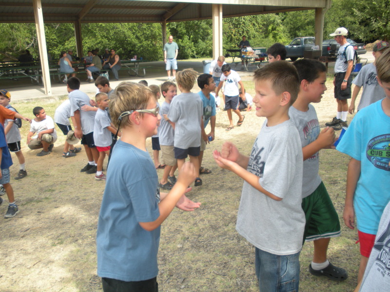 2009/07(July)/Pack409-park/800x600_2009-07-18-Pack409-park-10-rock-paper-scissors.JPG