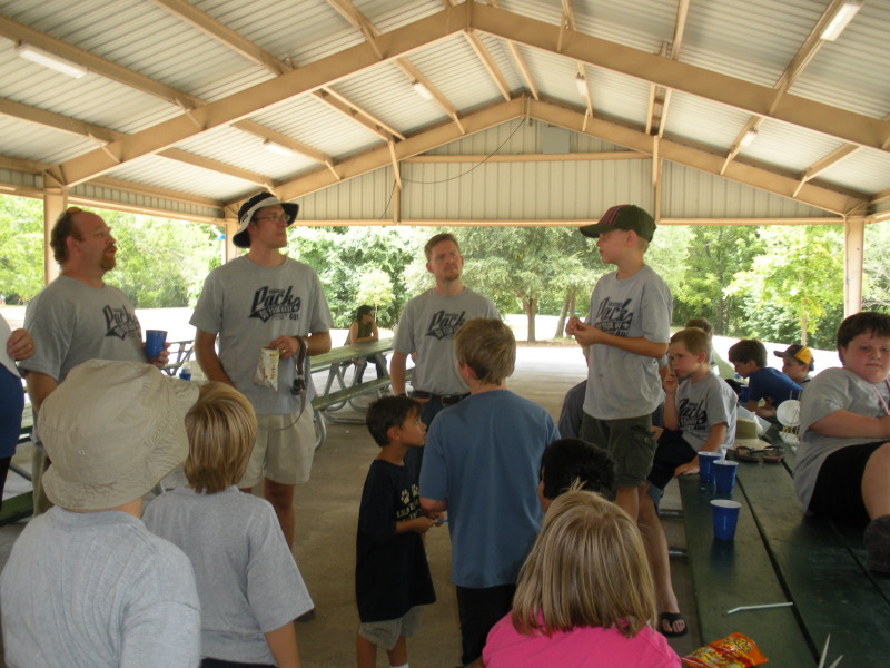 2009/07(July)/Pack409-park/800x600_2009-07-18-Pack409-park-57-Tom-Travis-Chris.JPG