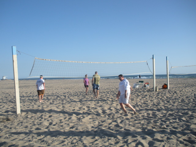 2009/09(September)/ITOC-R1-Huntington-Beach-Training/Day1/640x480_2009-09-15-ITOC-R1-Huntington-Beach-training-18-volleyball-Steve-Bill-Bill-Travis-Barbie-Rob.JPG