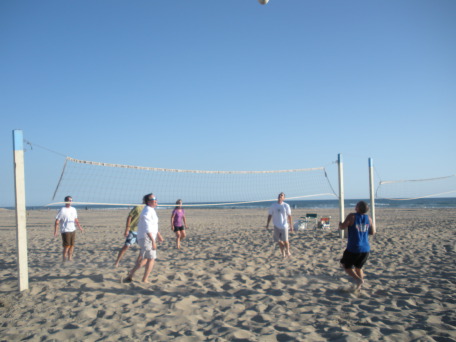 2009-09-15-ITOC-R1-Huntington-Beach-training-17-volleyball-Steve-Bill-Bill-Travis-Barbie-Rob.JPG