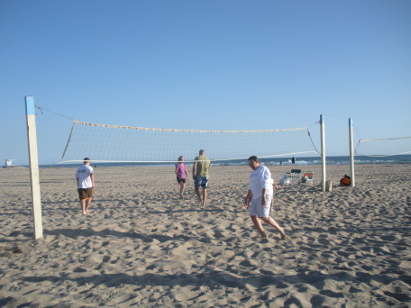 2009-09-15-ITOC-R1-Huntington-Beach-training-18-volleyball-Steve-Bill-Bill-Travis-Barbie-Rob.JPG
