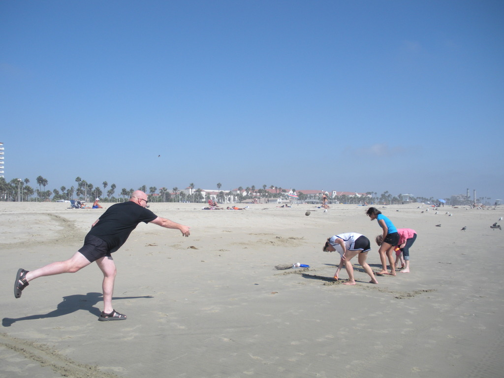2009/09(September)/ITOC-R1-Huntington-Beach-Training/Day3/1024x768_2009-09-17-ITOC-R1-Huntington-Beach-training-08-teambuilder-contest-Karl-thows-sand-GOOD.JPG