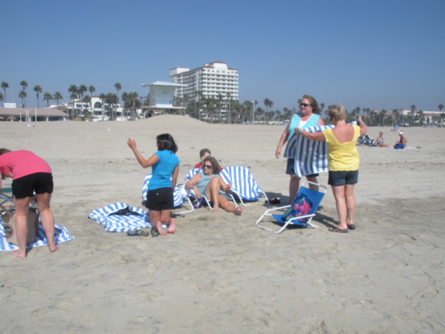 2009-09-17-ITOC-R1-Huntington-Beach-training-05-teambuilder-contest-ladies.JPG