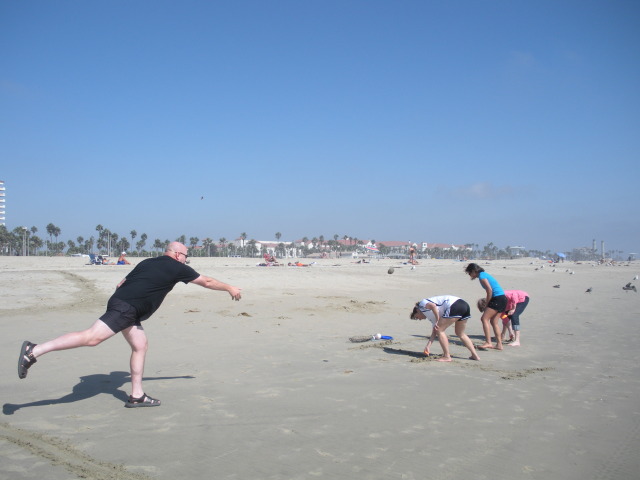 2009-09-17-ITOC-R1-Huntington-Beach-training-08-teambuilder-contest-Karl-thows-sand-GOOD.JPG