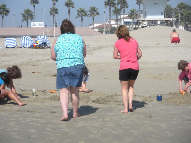 2009-09-17-ITOC-R1-Huntington-Beach-training-16-teambuilder-contest-ladies.JPG