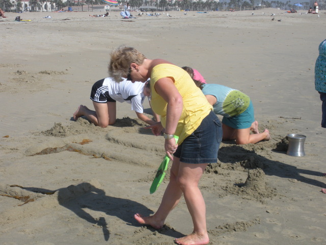 2009-09-17-ITOC-R1-Huntington-Beach-training-33-teambuilder-contest-Belinda.JPG