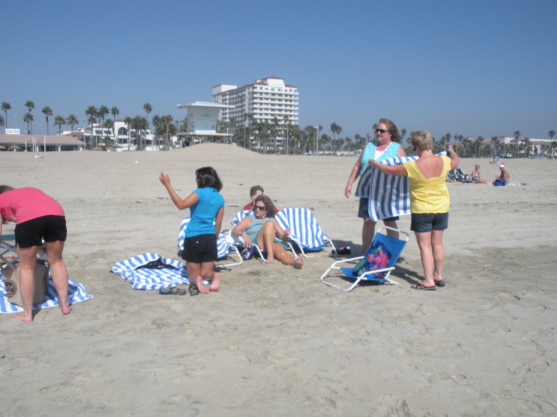 2009-09-17-ITOC-R1-Huntington-Beach-training-05-teambuilder-contest-ladies.JPG