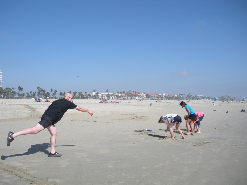 2009-09-17-ITOC-R1-Huntington-Beach-training-08-teambuilder-contest-Karl-thows-sand-GOOD.JPG