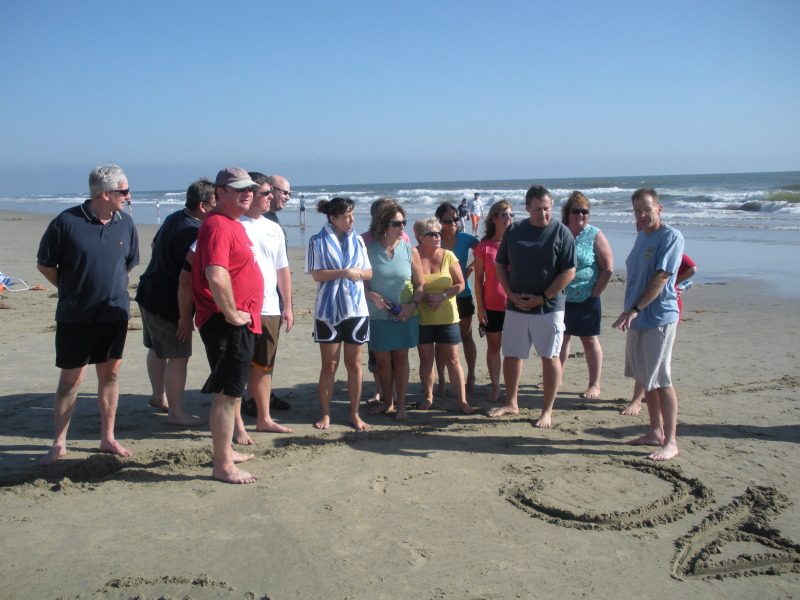2009/09(September)/ITOC-R1-Huntington-Beach-Training/Day3/800x600_2009-09-17-ITOC-R1-Huntington-Beach-training-51-teambuilder-contest-explain-the-structure.JPG