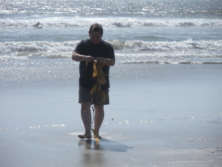 2009-09-17-ITOC-R1-Huntington-Beach-training-11-teambuilder-contest-Stan-seaweed.JPG