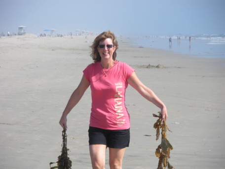 2009-09-17-ITOC-R1-Huntington-Beach-training-35-teambuilder-contest-Barbie-seaweed-GOOD.JPG