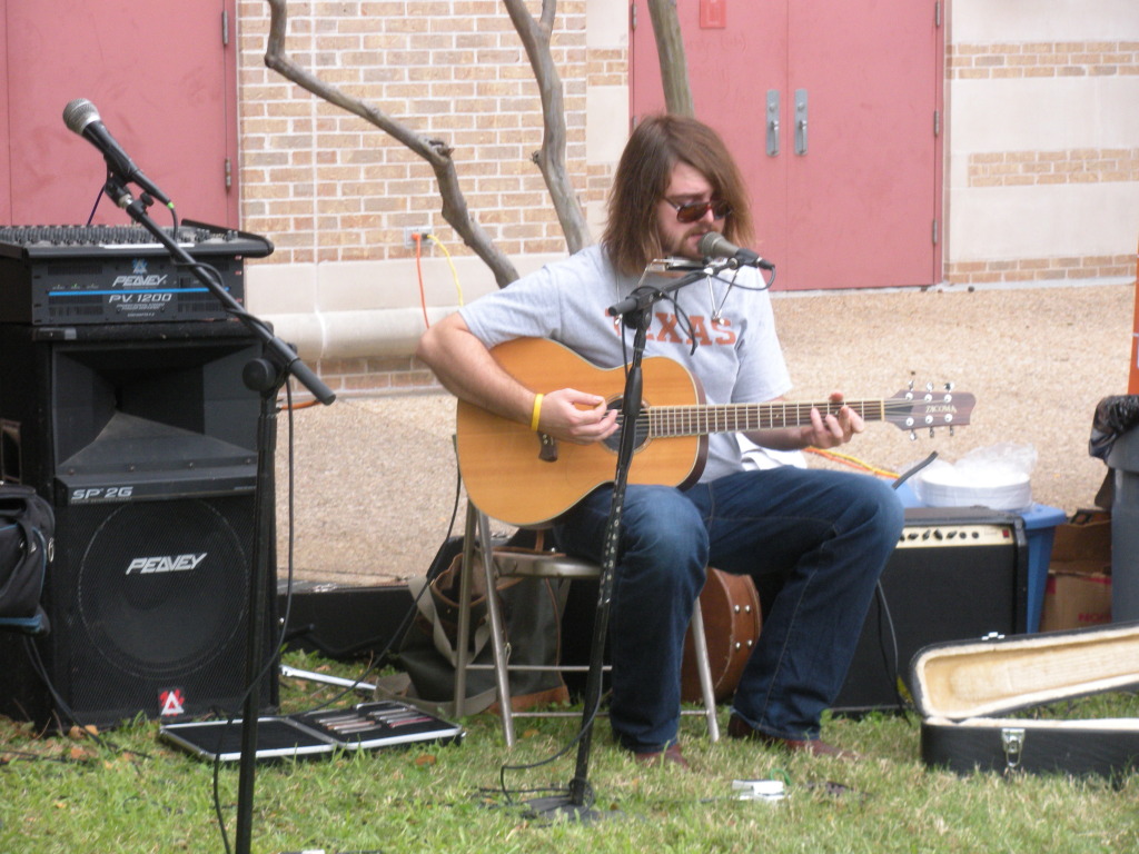 2009/09(September)/UT-Texas-Tech/1024x768_2009-09-19-UT-Texas-Tech-05-tailgate-live-music.JPG